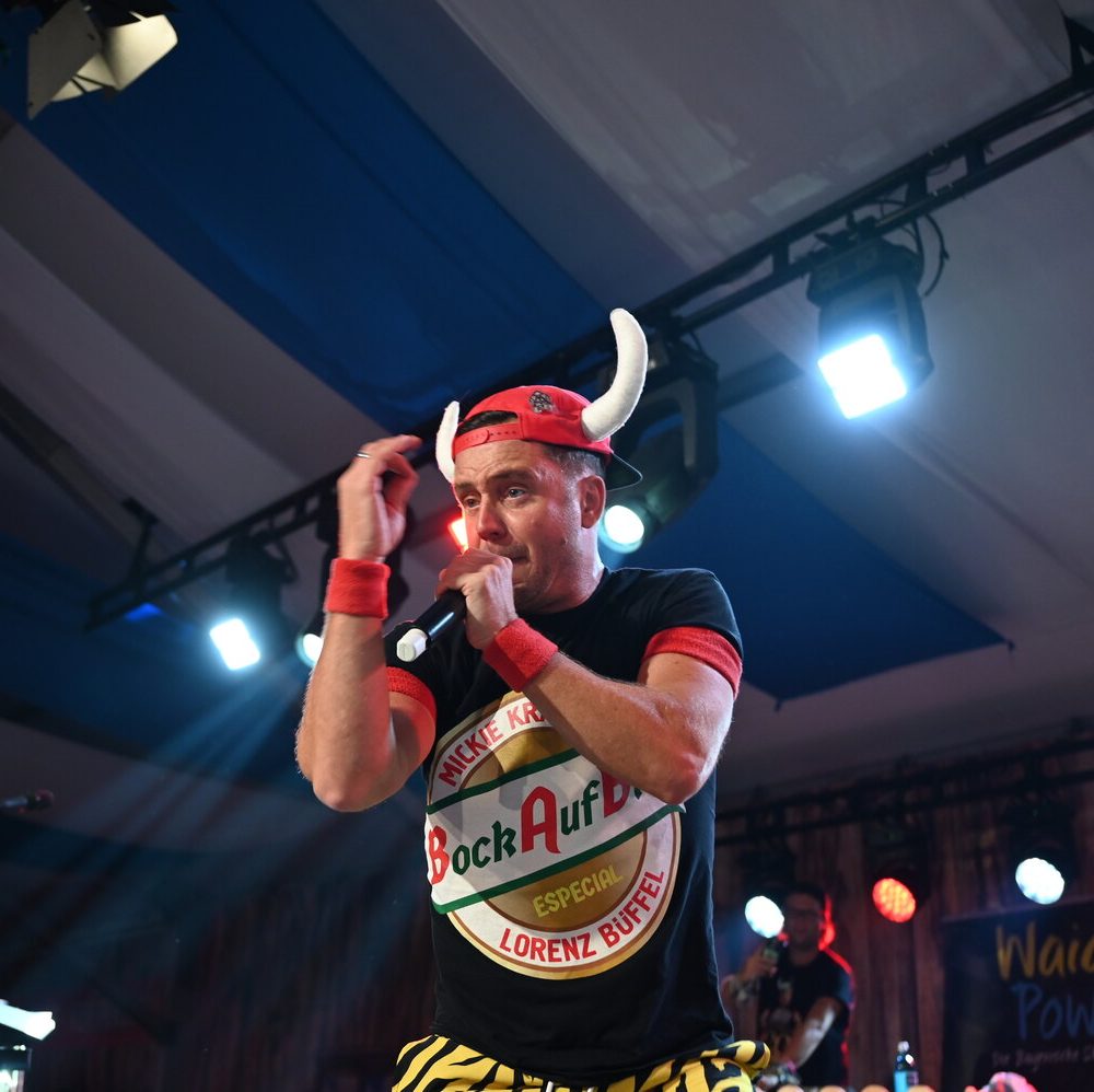 Lorenz Büffel auf der Bühne im Düsseldorfer Oktoberfest-Zelt