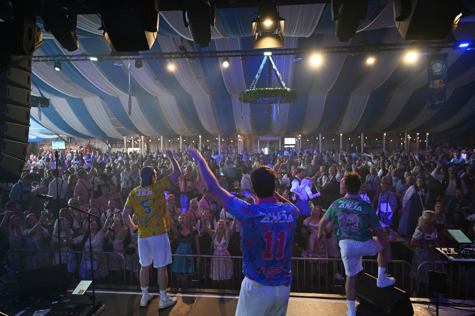 Volle feesttent voor het podium op het Düsseldorfer Oktoberfest